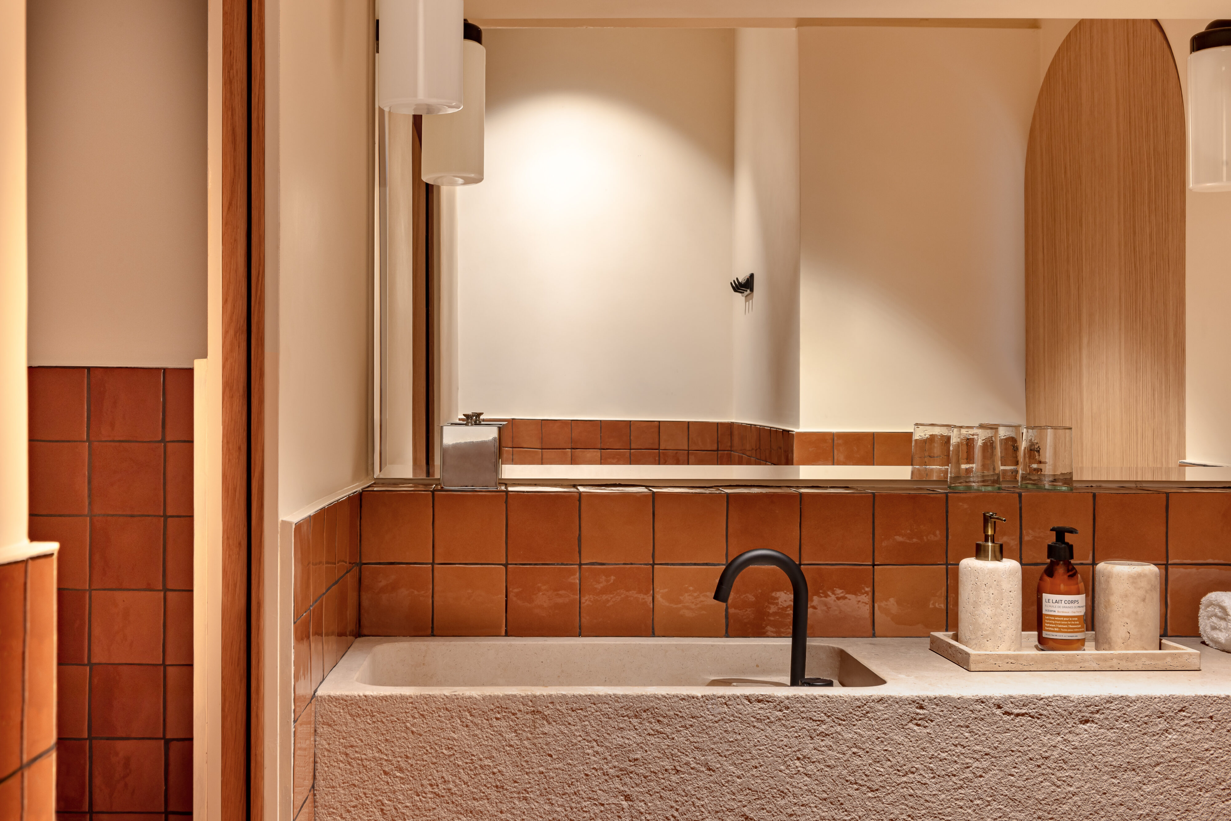 Bathroom & bathtub